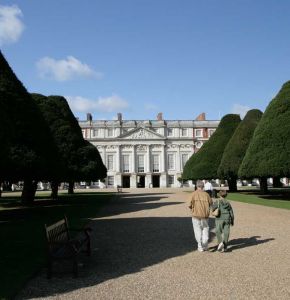 hampton-court-entrance