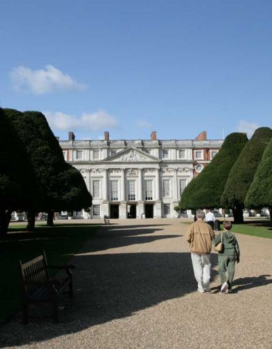 hampton-court-entrance